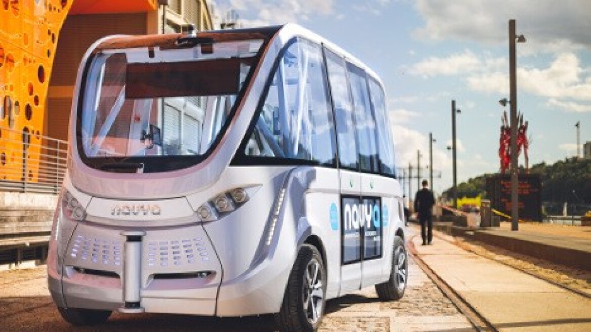 Driverless bus on Lyons streets (video)